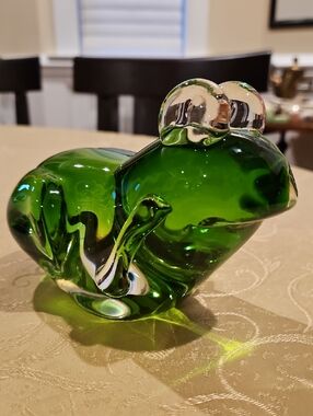 VTG Fifth Avenue Heavy Crystal Glass Two Tone Green Frog Sculpture Paperweight